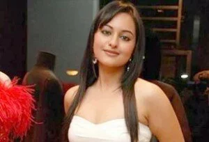 sonakshi sinha 300x204 Will Sonakshi play mum in Dabangg 2 !