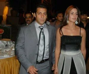 salman katrina 300x250 Salman Khan invites Katrina Kaif for New Year party in Dubai