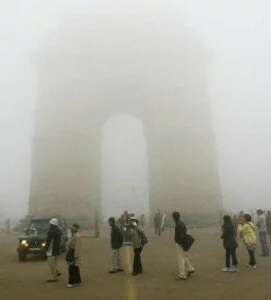 Delhi fog 271x300 Over 70 flights affected due to fog, Delhi temp shrinks 4.5 degree Celsius
