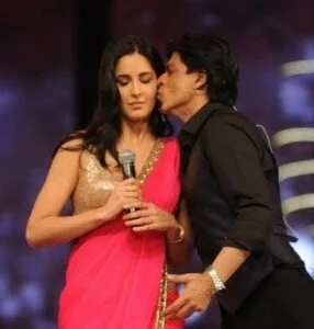 shahrukh kisses katrina 286x300 ShahRukh Khan kisses Katrina Kaif at 18 annual Screen Awards