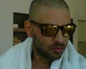 yuvraj singh hair 300x244 Yuvraj Singh uploads his latest photo on Twitter, undergoing treatment for cancer in US