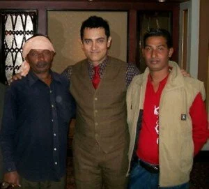 Aamir attends rickshaw drivers sons wedding 300x271 Aamir Khan attends rickshaw driver’s son’s wedding