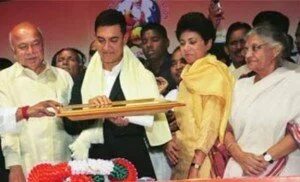 Aamir Khan Satyamev jayate 300x182 Aamir Khan honoured for Satyamev Jayate, Sheila Dixit wants Satyamev Jayate 2