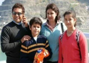 Sachin with his family 300x213 Teary eyed Sachin thanks his fans for support