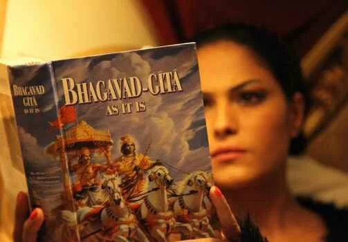 Veena Maliki Reading Bhagavad Gita Veena Malik Follows Bhagavad Gita