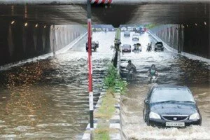 Delhi Weather feb5 300x200 Heavy rain, waterlogging lead to traffic snarls in New Delhi