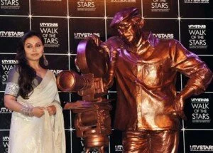 Yash Chopras statue 300x215 Rani gets emotional at unveiling of Yash Chopras statue