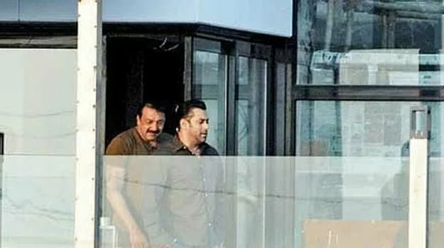 Salman met Sanjay At Pali Residence march26 When Salman meets Sanjay Dutt