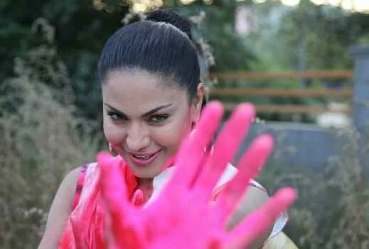 Veena Malik Playing Holi 17 Veena Malik in the colour of Holi