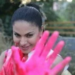 Veena Malik Playing Holi 171 150x150 Veena Malik in the colour of Holi