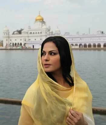 Veena Mali at Gurudwara46 Veena Malik at Holy shrine of Gurudwara