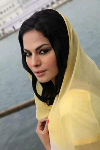 Veena Mali at Gurudwara48 Veena Malik at Holy shrine of Gurudwara