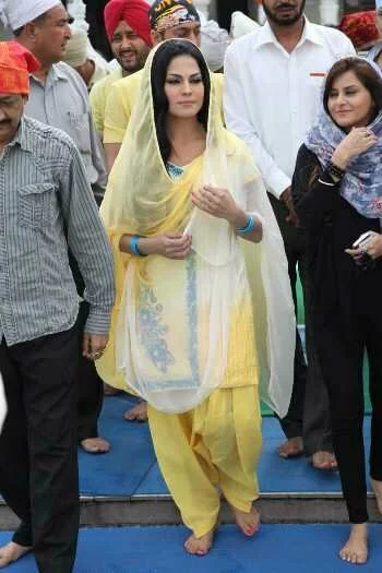 Veena Mali at Gurudwara6 Veena Malik at Holy shrine of Gurudwara